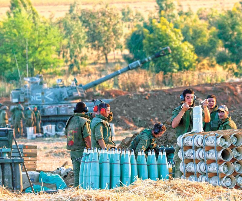 Los soldados israelíes se alistan para disparar su artillería hacia la Franja de Gaza desde las cercanías de Sderot. Foto: EMMANUEL DUNAND. AFP