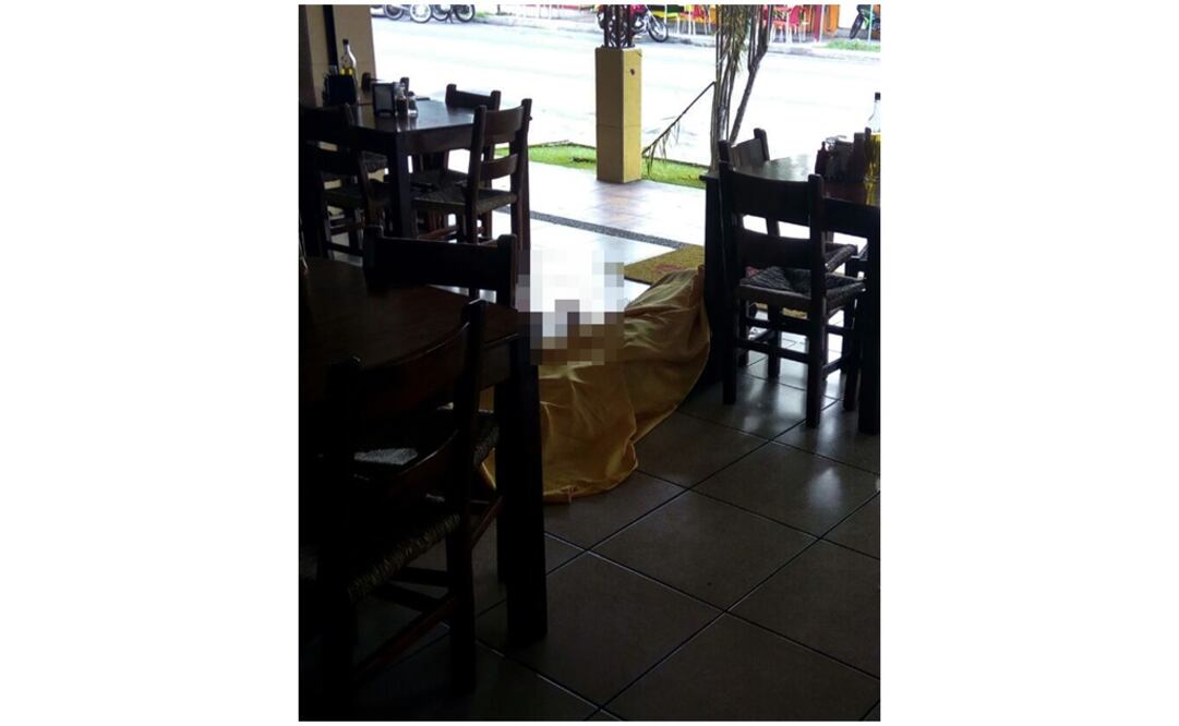 El cuerpo del comisario quedó entre las mesas del restaurante, donde fue atacado por hombres armados en Ciudad Cardel. (Foto: Patricia Morales / EL UNIVERSAL) 