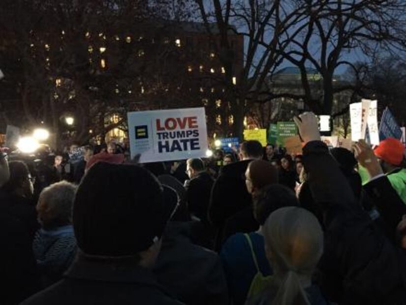 Decenas de personas protestan frente a la Casa Blanca por el veto de Trump
