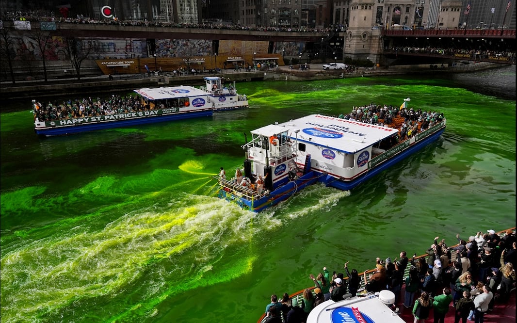 El río Chicago se tiñe de verde como parte de las festividades anuales del Día de San Patricio, en Chicago, el sábado 15 de marzo de 2025. Foto: AP