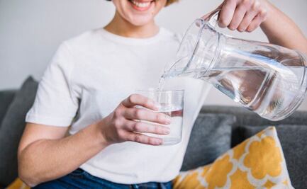 ¿Sirve tomar agua antes de comer? una experta en nutrición derriba el mito