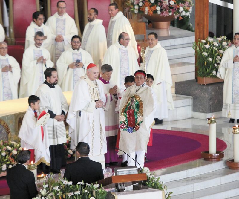 Bendición. Carlos Aguiar Retes presidió la Misa de las Rosas en la Basílica de Guadalupe. Foto/CARLOS MEJÍA. EL UNIVERSAL