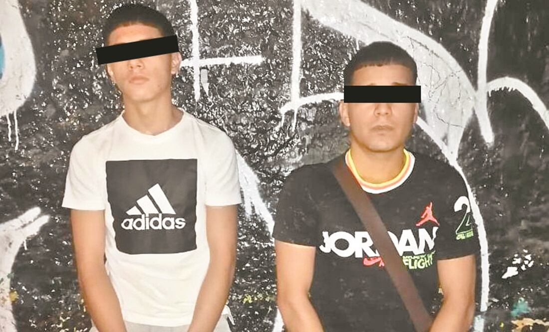 A los jóvenes se les encontraron 100 bolsitas de mariguana y una pistola. Foto: ESPECIAL