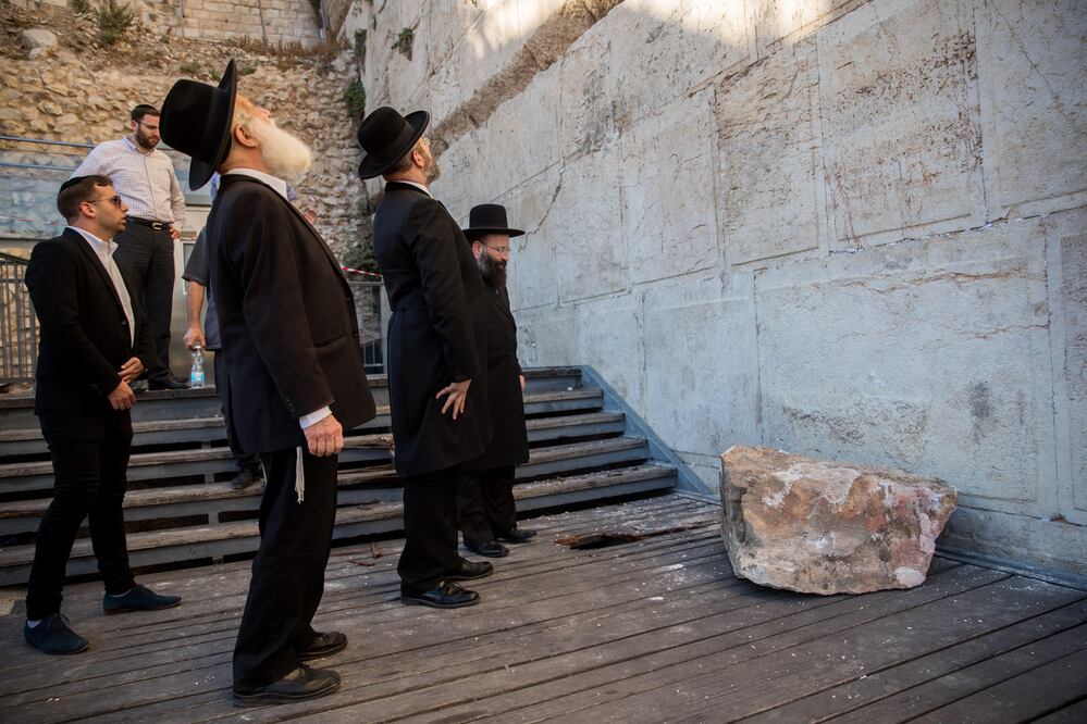 El rabino del Muro de las Lamentaciones, Shmuel Rabinowitz, y el jefe Rabbi David Lau inspeccionan una enorme piedra antigua de unos 100 kilos de peso que se desprendió del Muro de las Lamentaciones  (Foto: EFE)