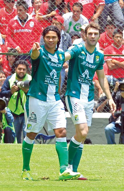 Carlos Peña se suma a Orbelín Pineda como nuevos tapatíos (LUIS CORTÉS. EL UNIVERSAL)