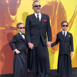 Miguel Bosé y sus hijos usan falda para la alfombra roja de “Godzilla”