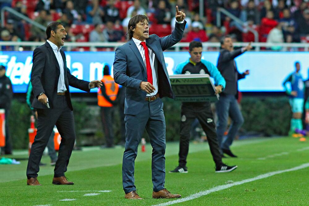 Imago7, Matías Almeyda dando indicaciones a los jugadores durante el encuentro de la Jornada 6 en Chivas y Santos Laguna