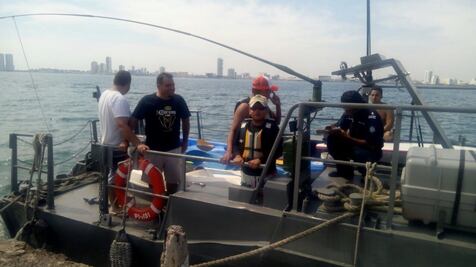 Marina rescata a 5 personas a la deriva en Veracruz