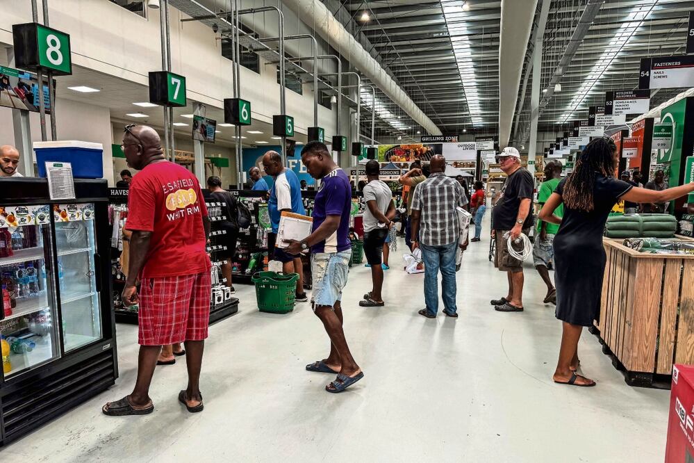 La gente corrió a surtirse de víveres ante el impacto, en las próximas horas, del peligroso huracán Beryl, en Bridgetown, en Barbados. Foto: Chandan Khanna AFP