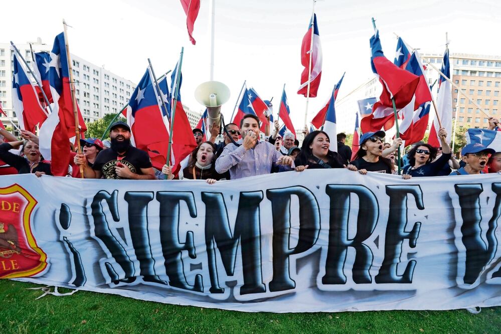 Integrantes del denominado Tea m Patriota celebran los resultados del plebiscito constitucional, en Santiago. Foto: Elvis González / EFE