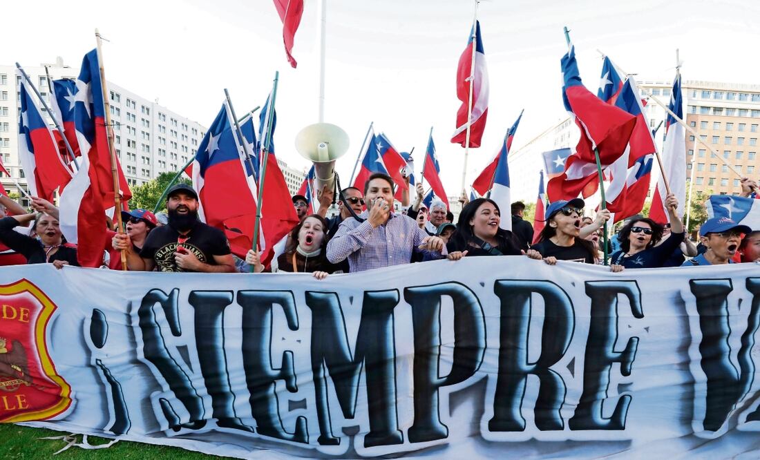 Integrantes del denominado Tea m Patriota celebran los resultados del plebiscito constitucional, en Santiago. Foto: Elvis González / EFE