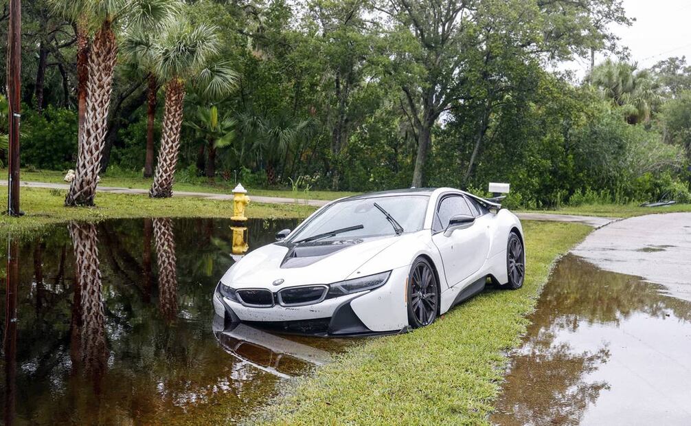 Un vehículo está parcialmente sumergido en el agua cerca de la intersección de Phoenix Avenue. Foto: AP