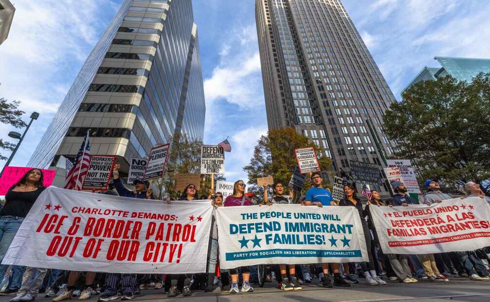 Manifestantes marchan por el centro de la ciudad tras reunirse en First Ward Park para la concentración "No a la Patrulla Fronteriza en Charlotte" el 15 de noviembre de 2025 en Charlotte, Carolina del Norte. Funcionarios federales confirmaron hoy que el gobierno de Trump ha comenzado a desplegar agentes del ICE y de la Patrulla Fronteriza en la ciudad. Foto: AFP