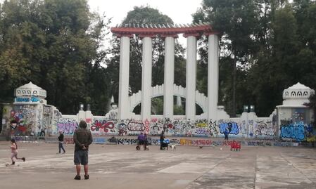 Chocan Sandra Cuevas y gobierno CDMX por foro de Condesa vandalizado; "vigilancia toca a alcaldía", dicen