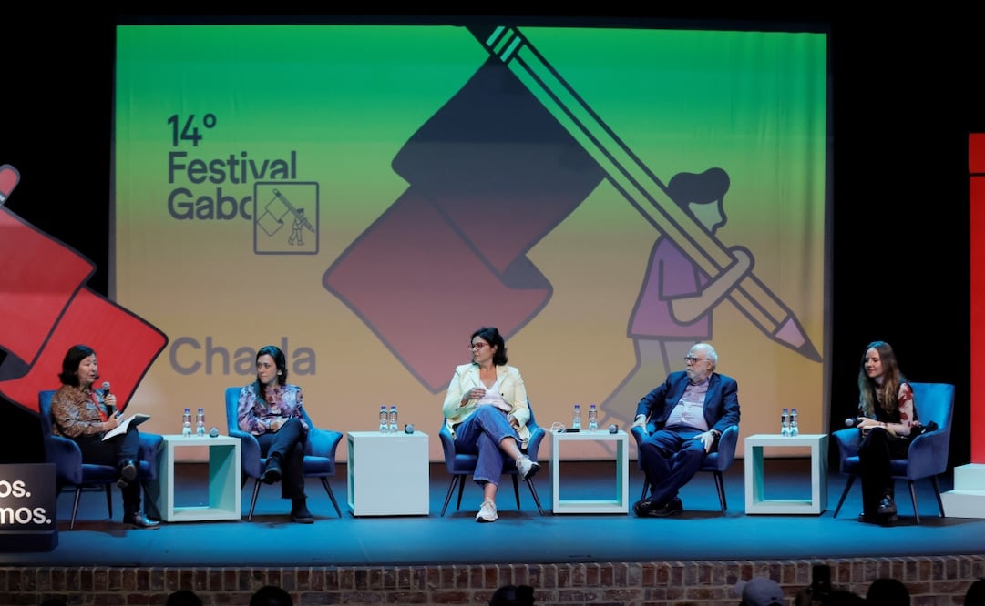 La directora de CLIP, María Teresa Ronderos; la gerente de Programa y líder de Participación de JournalismAI, Ana Paula Valacco; la directora ejecutiva de Maldita.es, Clara Jiménez Cruz; el profesor de la Universidad de Texas en Austin, Rosental Calmon Alves, y la periodista independiente Juanita Vélez participan en charla del charla del Festival Gabo de Periodismo (25/07/2026). Foto: EFE