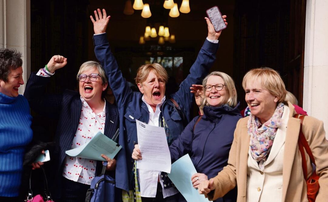 Mujeres celebran ante la Corte Suprema en Londres, Reino Unido. (17/04/2025) Foto: Andy Rain | EFE