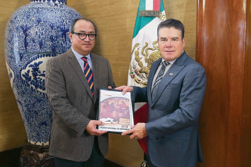 El secretario de Educación, Otto Granados, recibió el pliego petitorio del SNTE para 2018 de manos del dirigente del sindicato, Juan Díaz de la Torre. 