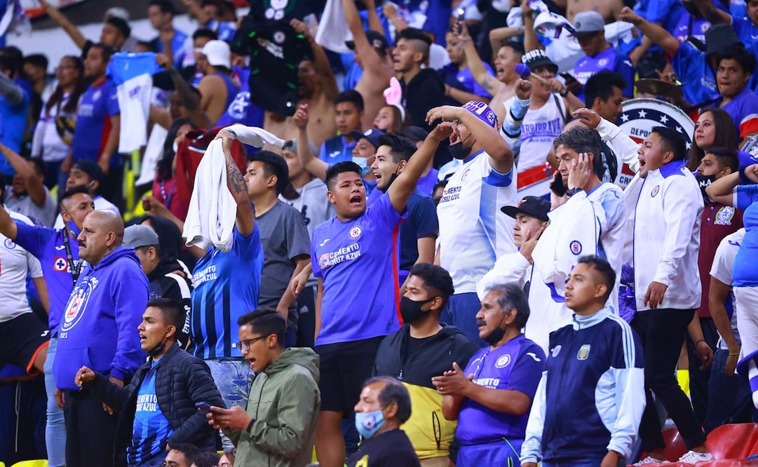 Afición de Cruz Azul en el Estadio Azteca - FOTO: Imago7