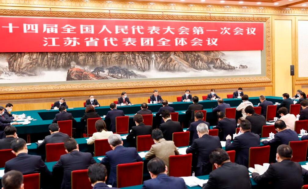 Xi Jinping participa en una deliberación con sus compañeros diputados de la delegación de la provincia de Jiangsu en la primera sesión de la XIV Asamblea Popular Nacional en Beijing, China, el 5 de marzo de 2023. (Xinhua/Huang Jingwen)