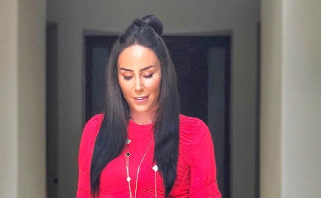 La conductora mostró un look elegante y super en tendencia con estas botas italianas. Foto: Instagram