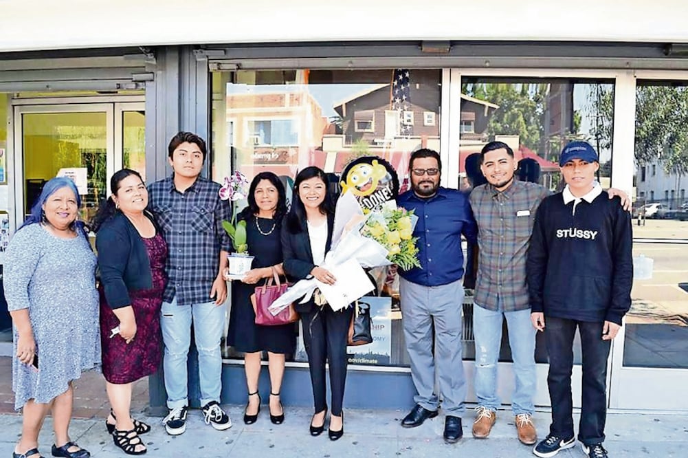 Lizbeth Mateo (centro), originaria de Oaxaca, será asesora de un comité del Senado de California. Ella dice que, pese a ser indocumentada, no tiene miedo. Foto: CORTESÍA