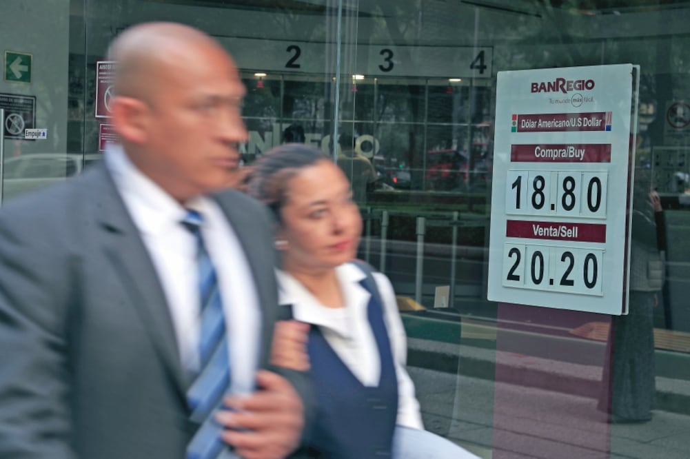 El dólar al menudeo en México amaneció por arriba de los 20 pesos, llegando a tocar 20.40 unidades durante el día. (IRVIN OLIVARES. EL UNIVERSAL)