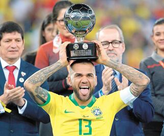 Dani Alves critica polémicas declaraciones de Messi