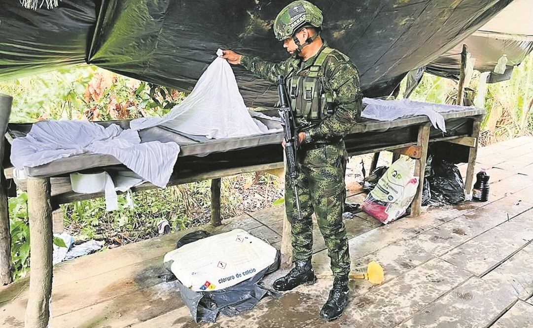 Un soldado colombiano inspecciona un recipiente utilizado para elaborar cocaína. La desmilitarización del combate al narcotráfico está a debate en esa nación.
