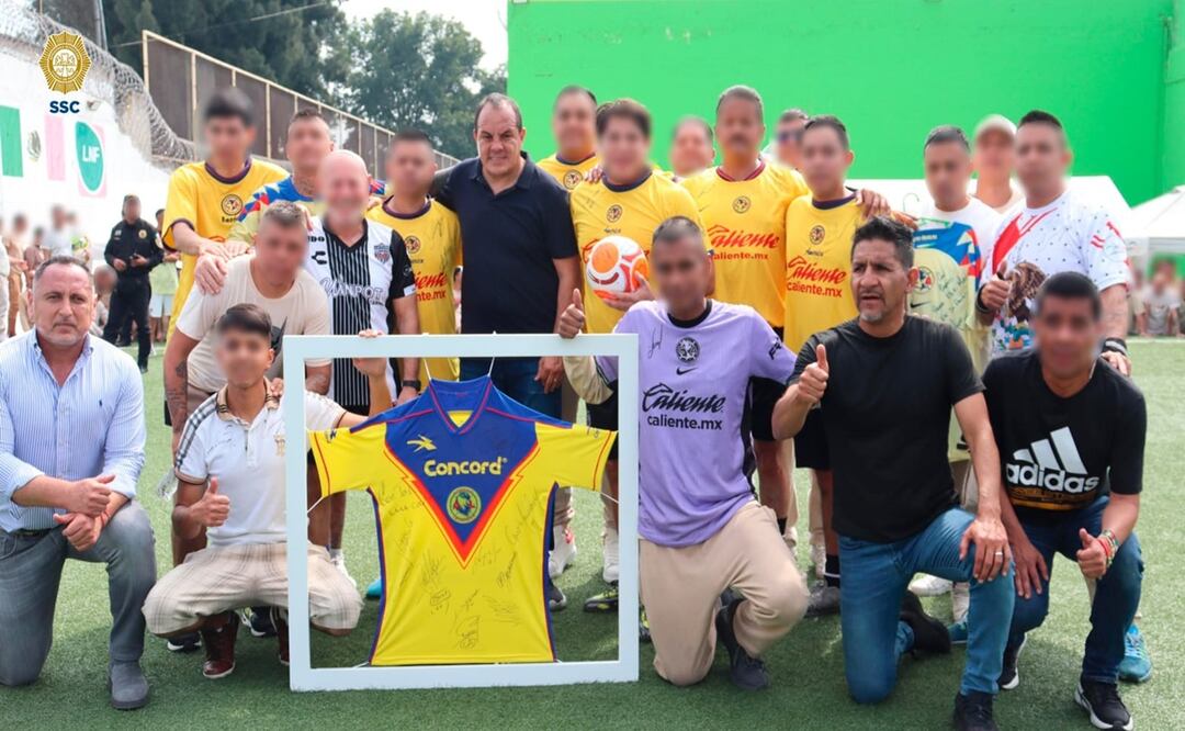 Exfutbolistas motivan a internos de la Ciudad de México con pláticas y partido amistoso. Foto: Especial