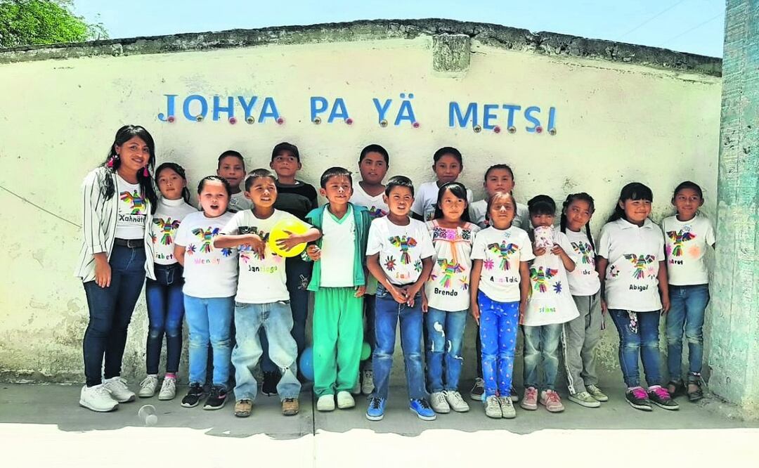 Para llegar a la escuela donde da clases, viaja durante cuatro horas, Foto: Especial