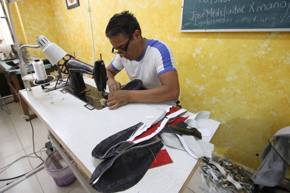 La familia Ángeles se ha dedicado por años a fabricar guantes de boxeo, gobernadoras, petos, manoplas, costales. Su negocio está ubicado en la calle Peralvillo, junto a la Galería José María Velasco. Foto: Carlos Mejía /El Universal
