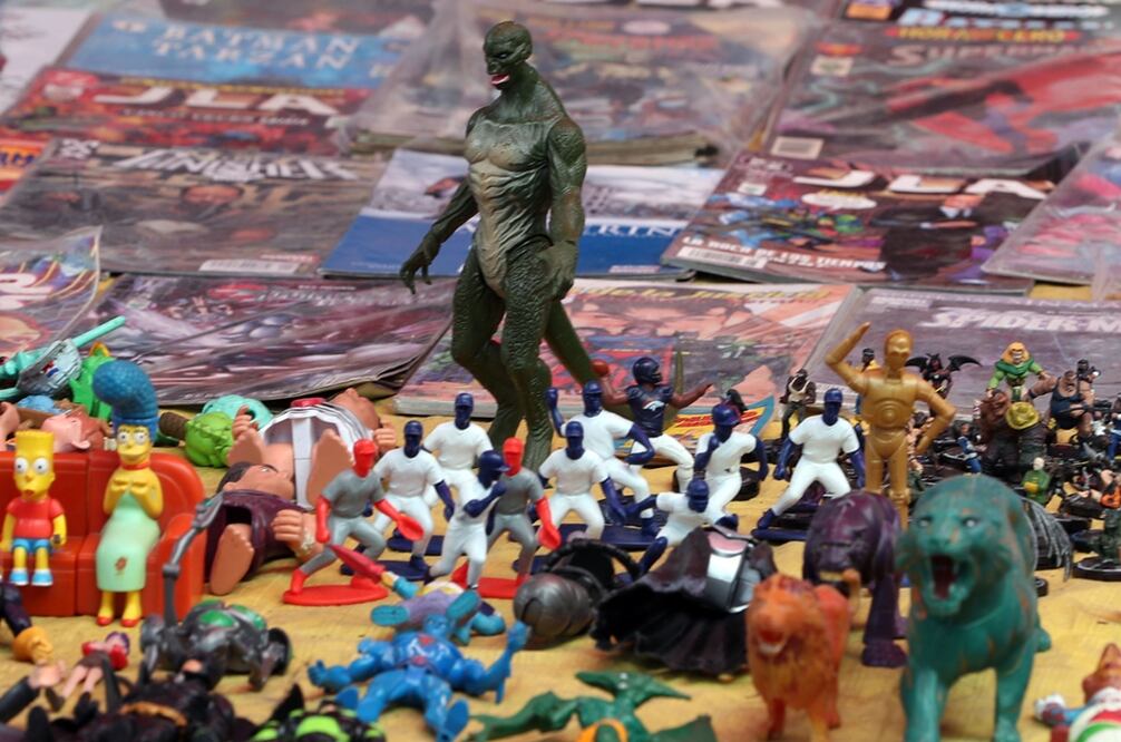 La mayoría de los compradores son adultos, “niños” de 30 años aproximadamente, que pueden pagarse sus propios juguetes. Para comprarlos, algunos invierten parte de su salario o ingresos, otros venden algunos juguetes y también hay quienes cambian una muñeca por otra, un trueque.