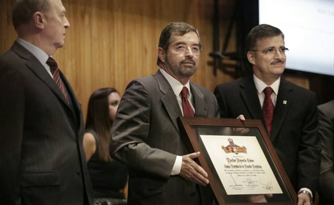 De la Fuente recibió la distinción de manos del rector de la Universidad de Guadalajara, Tonatiuh Bravo Padilla. (FOTO: Alejandra Leyva / EL UNIVERSAL)