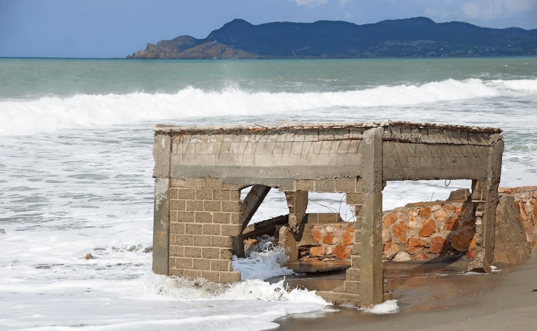 De 1960 a la fecha, el mar ha devorado más de un kilómetro de la colonia Cuauhtémoc, dejando a la mitad de la comunidad sumergida entre agua y arena; cada año el mar avanza 13 centímetros tierra adentro. Foto: Edwin Hernández / EL UNIVERSAL