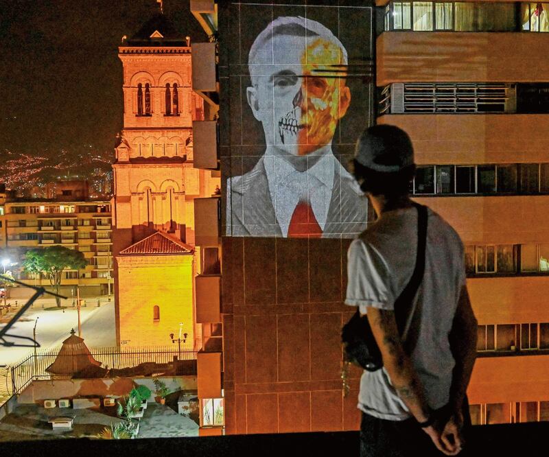 Una proyección contra el exmandatario Álvaro Uribe se veía el martes en un edificio en Medellín. JOAQUIN SARMIENTO. AFP