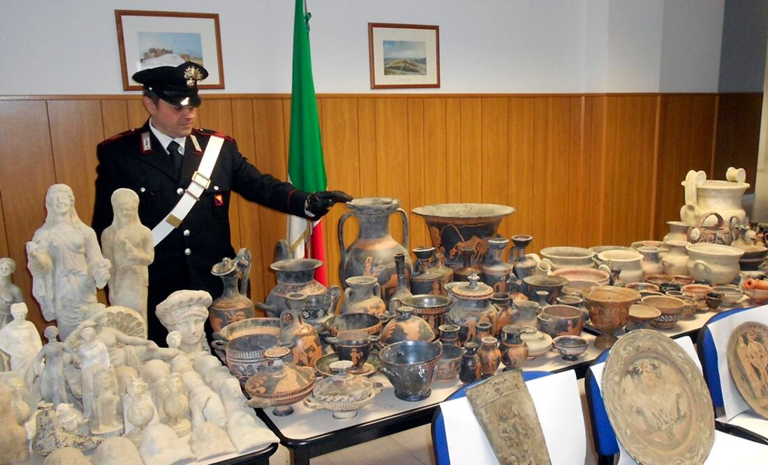 Policía mostrando parte de los bienes artísticos recuperados. Foto: AP