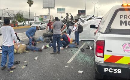 Volcadura de camioneta deja 14 heridos en Monterrey