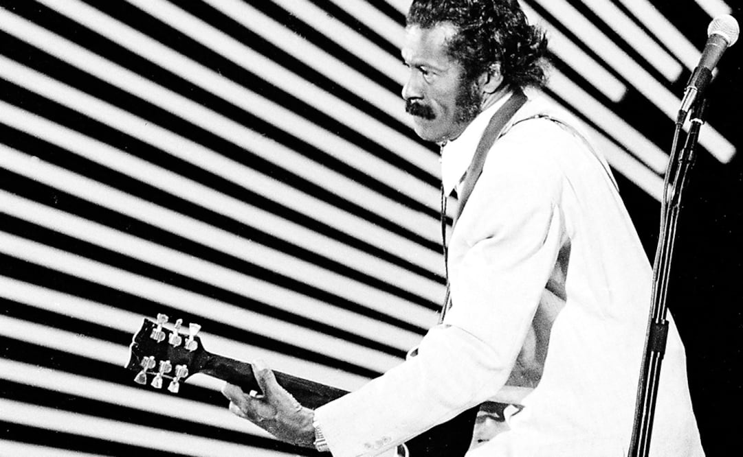 Además de sus furiosos guitarreos, Berry hizo del “duckwalk” su seña de identidad. (AP)