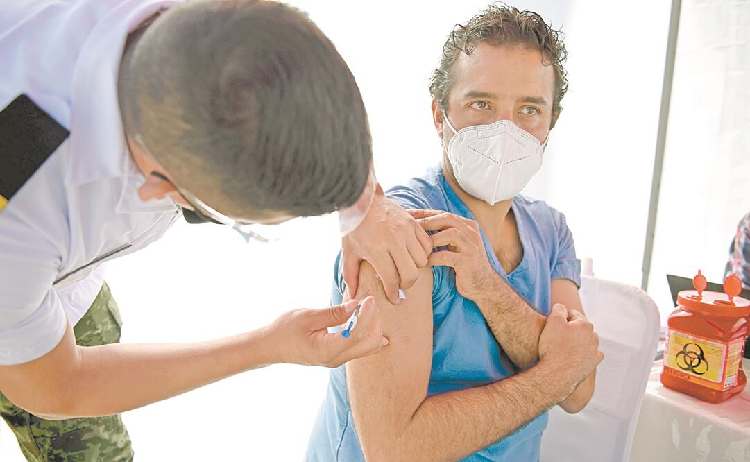 Un trabajador de la salud recibe la inoculación en el Campo Militar número 1 de la Ciudad de México. Foto: Alfredo Estrella. AFP