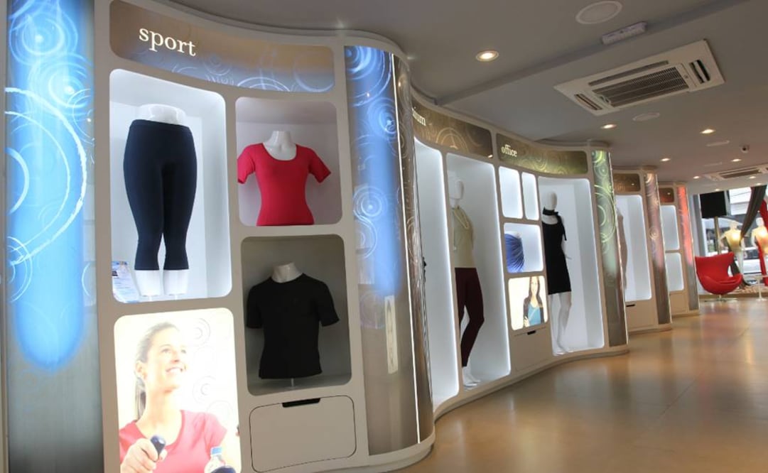 Imagen de un expositor de la firma INVEL desde Sao Paulo, con prendas elaboradas con el nuevo material biocerámica MIG3, que tiene propiedades terapeúticas, según sus inventores. Foto: Invel / EFE