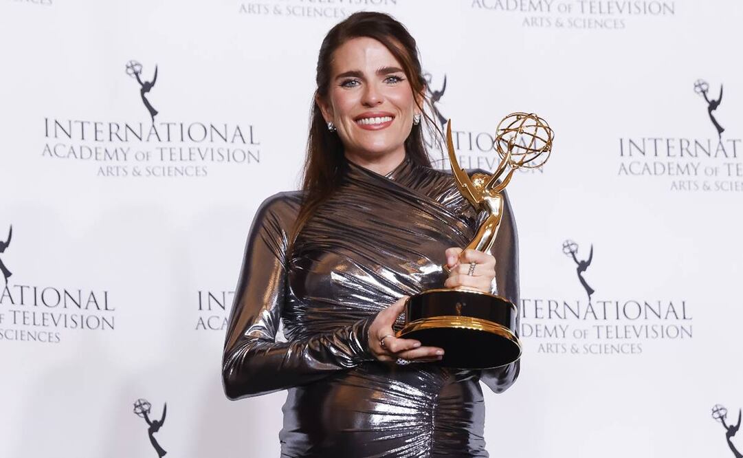 Karla Souza presume premio y su tercer embarazo. Foto: EFE.
