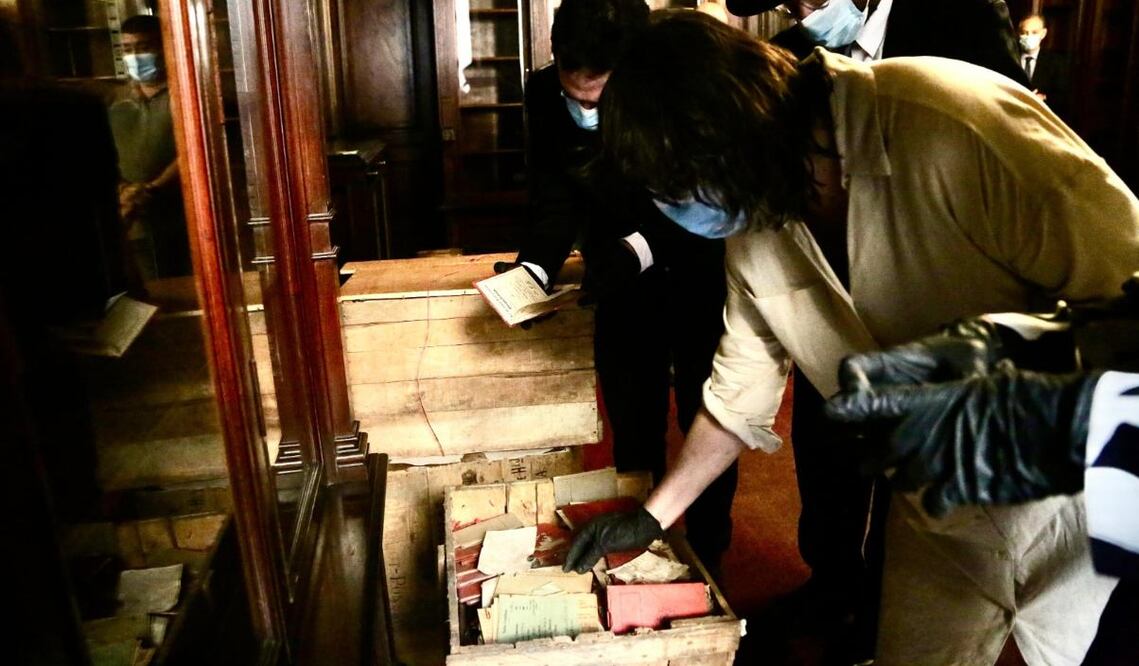 Las personas que trabajaban en el análisis de documentación para el nuevo museo fueron quienes encontraron las cajas, indicó la autoridad judicial. Foto: X @museoshoa
