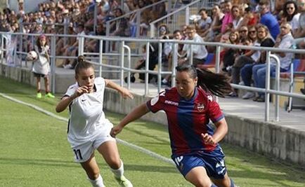 Charlyn Corral es líder de goleo en España