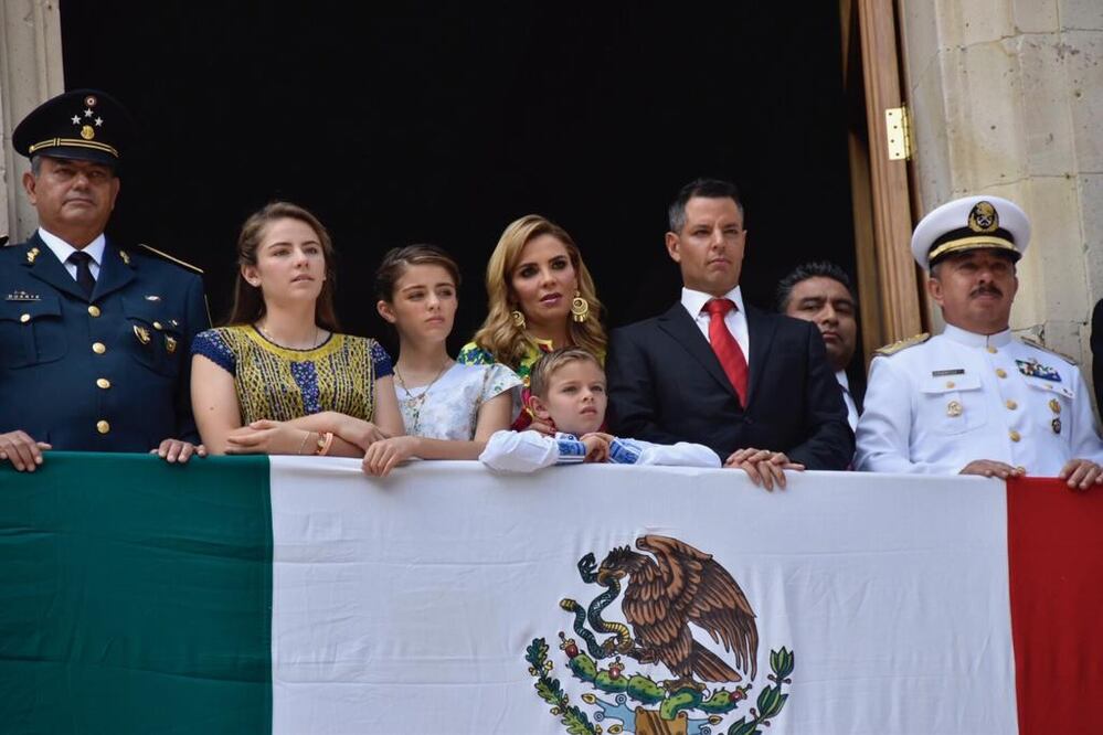El gobernador de Oaxaca, Alejandro Murat Hinojosa junto a su familia durante el desfile cívico militar en el estado de Oaxaca (ESPECIAL)