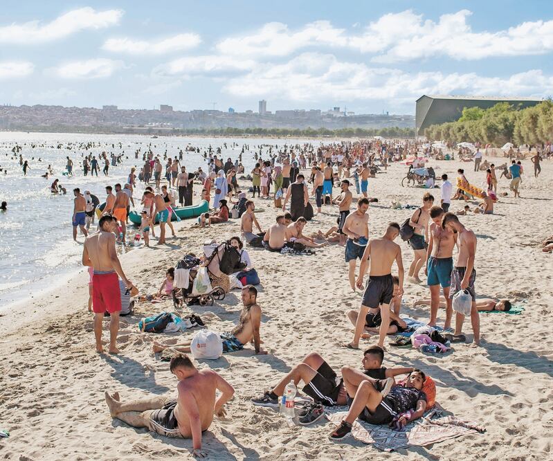 La playa de Menekse en el último día de las celebraciones de la fiesta de Eid el-Adha, aun con la pandemia, en Estambul, Turquía. YASIN AKGUL. AFP