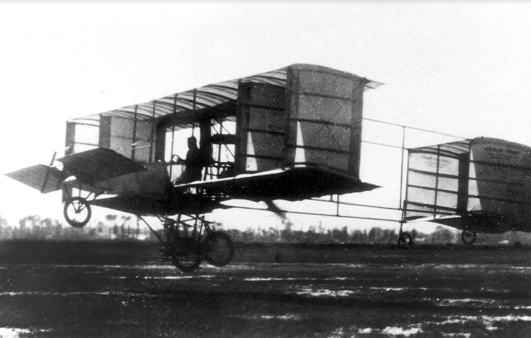 Una toma del momento en que el piloto mexicano Alberto Braniff Ricard logra levantar el histórico vuelo a bordo del avión biplaza Voisin, de fabricación francesa,  en los llanos de Balbuena, el día 8 de enero de 1910. Imagen cortesía: SEDENA 