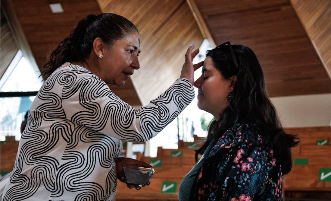 Capitalinos acuden a colocarse la cruz hoy miércoles de ceniza en el inicio de la Cuaresma, el 5 de marzo de 2025. Foto: Yaretzy M. Osnaya / EL UNIVERSAL