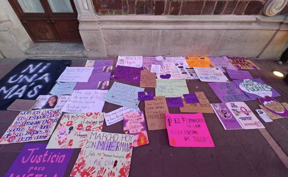 En el exterior del edificio de gobierno de Aguascalientes en la Plaza Patria, formaron un tapete con cartulinas para expresar su repudio a la violencia feminicida. Foto: Especial