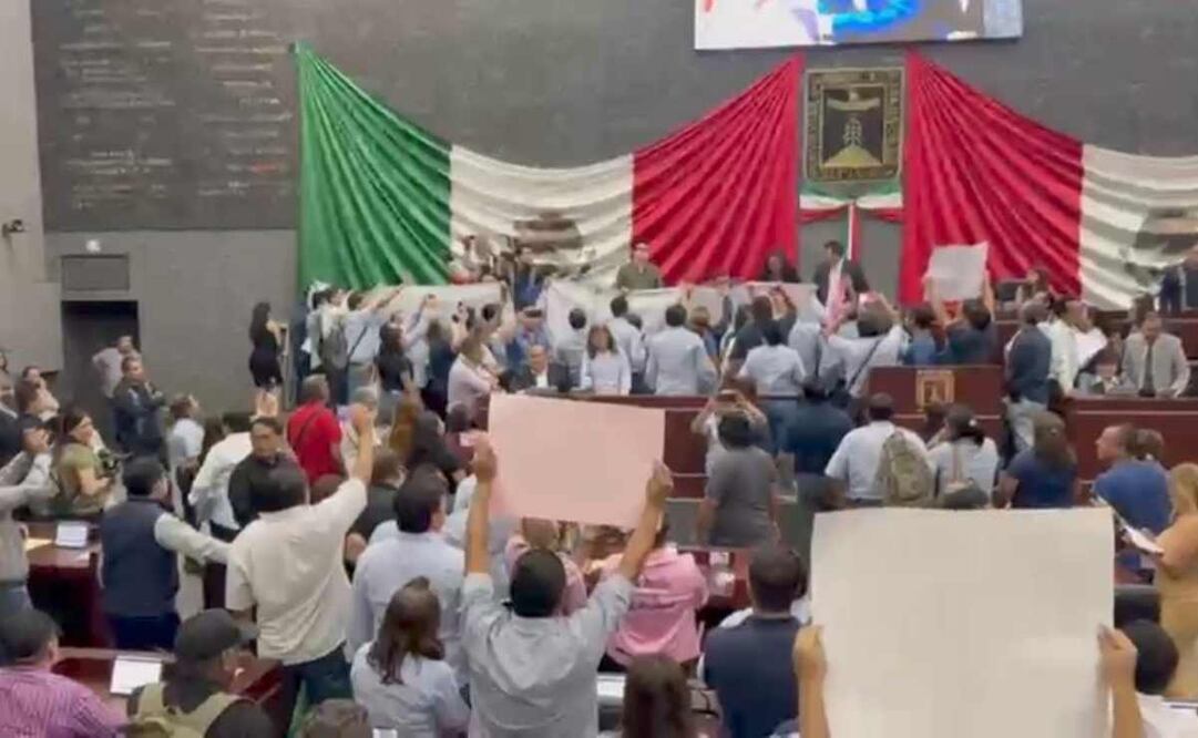 Protesta de burócratas en el Congreso de Morelos por reforma a pensiones / Foto: Especial
