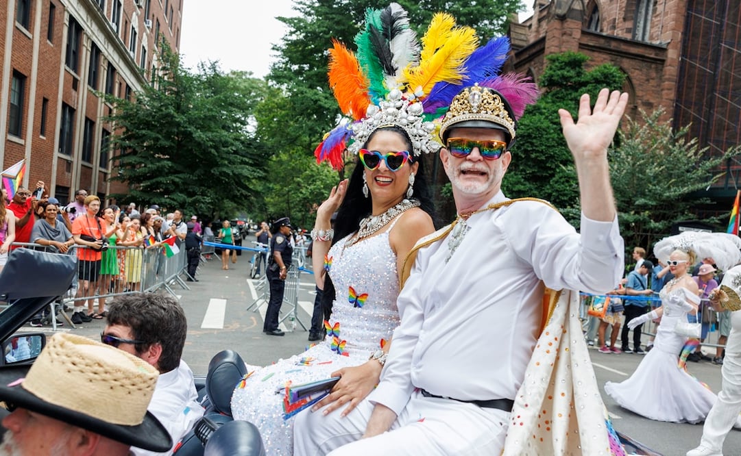 Miles de asistentes bailaron al ritmo de la música de las carrozas en los alrededores de Stonewall. Foto: EFE/EPA/SARAH YENESEL